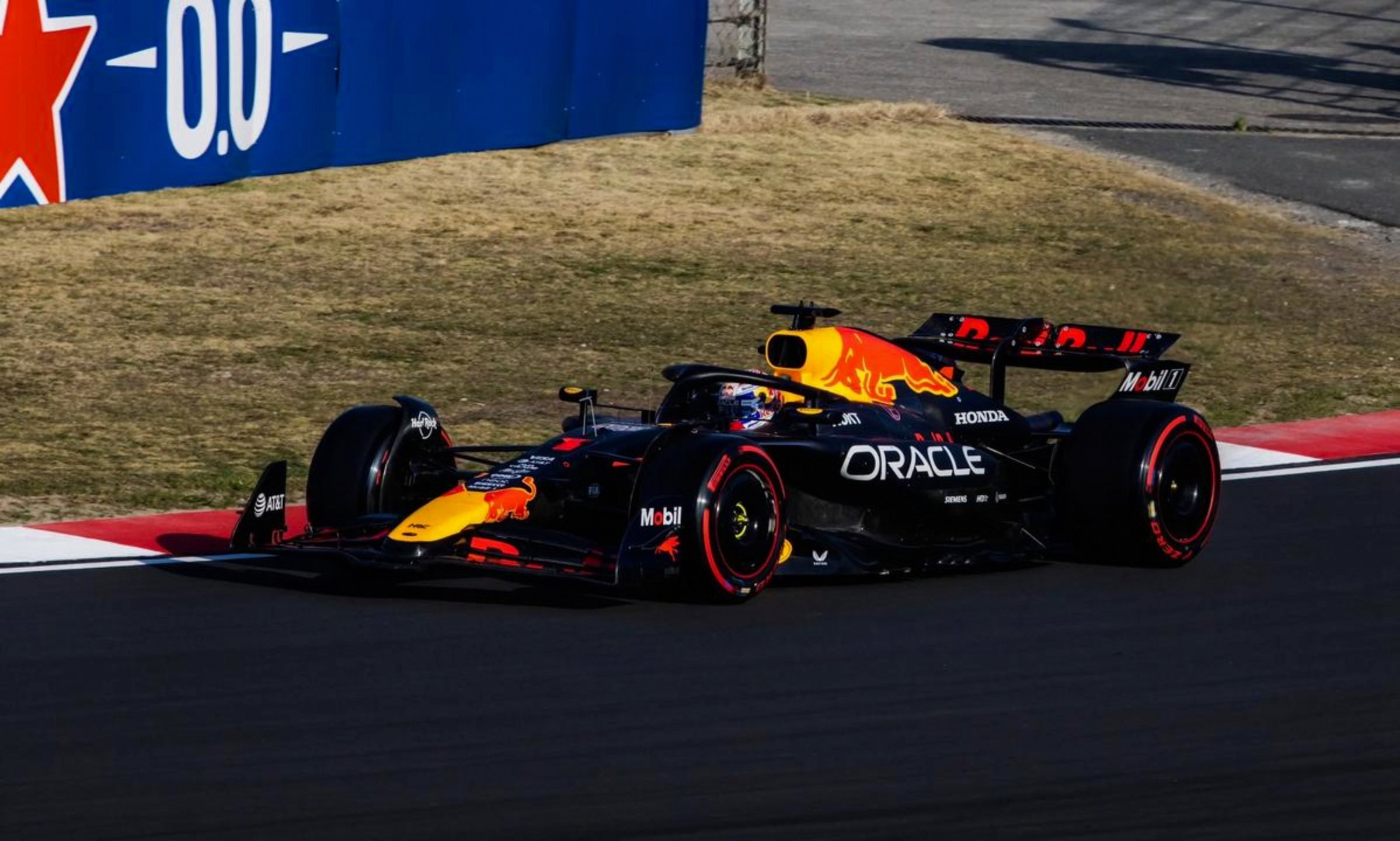 爱游戏tv-迈凯伦完胜红牛车队，维斯塔潘点燃赛场