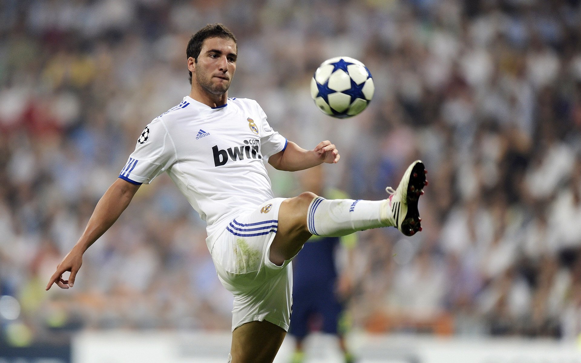 爱游戏tv-利拉德关键节点连续得分，太阳冲垮黄蜂